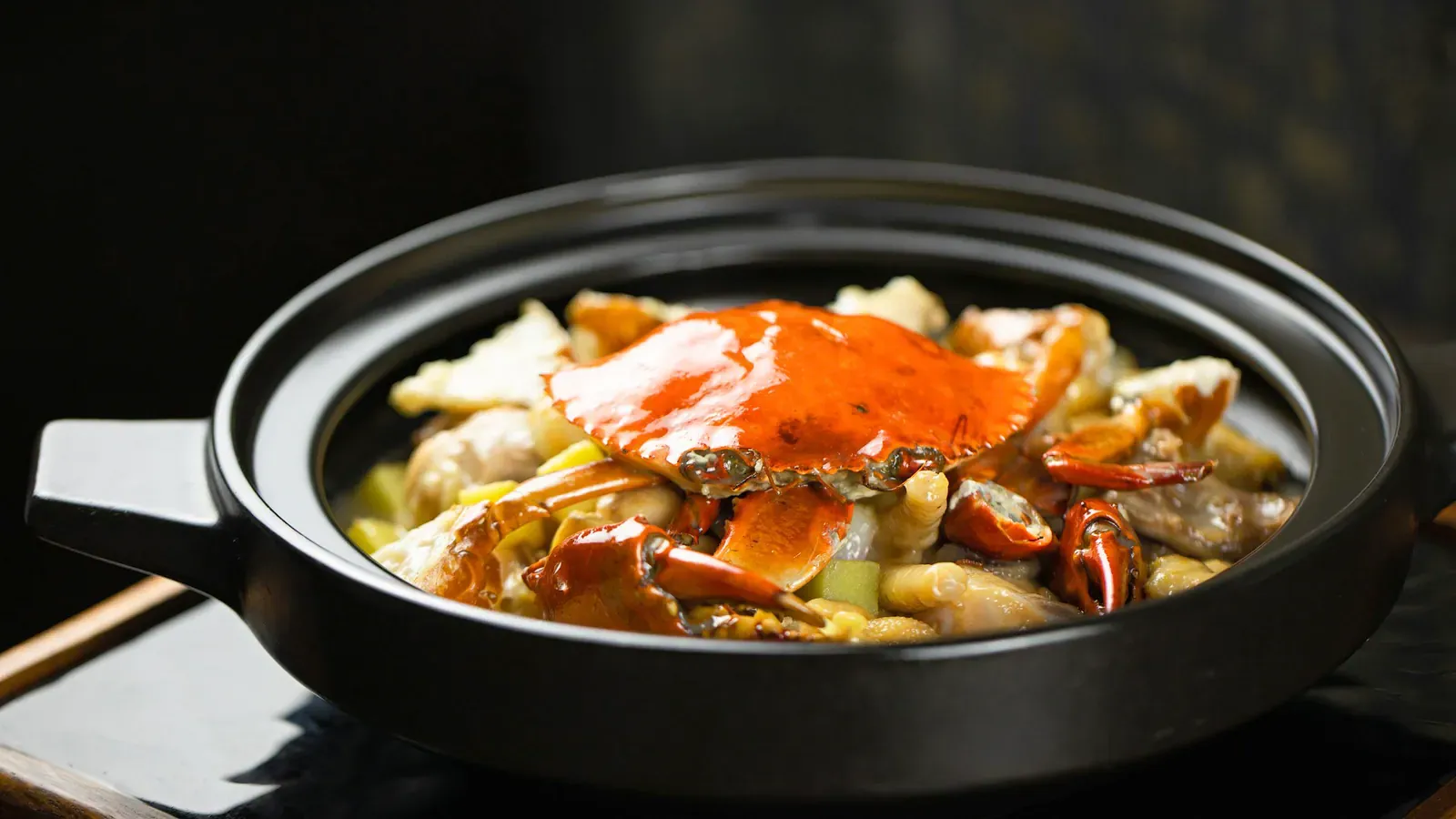 Steamed crab in a black pot
