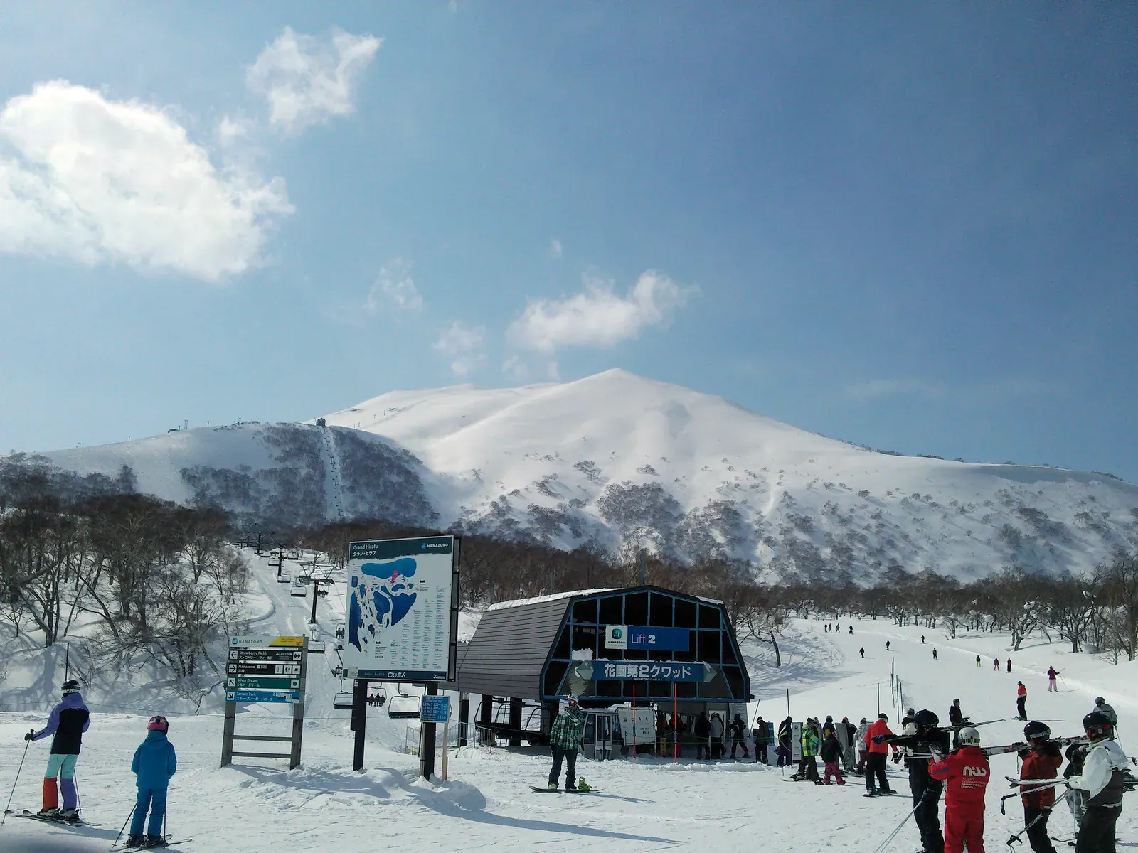 Ski lift and Niseko Annupuri