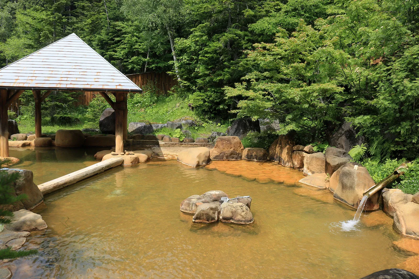 Outdoor hot spring bath at Nigorigo Onsen in Gifu