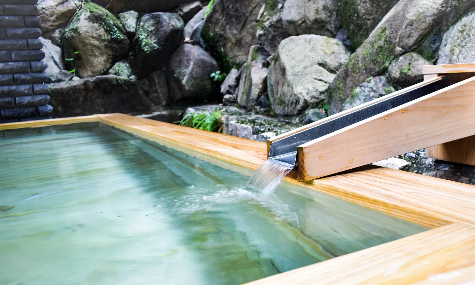 Private open-air cypress bath at Yuki Onsen Yumoto