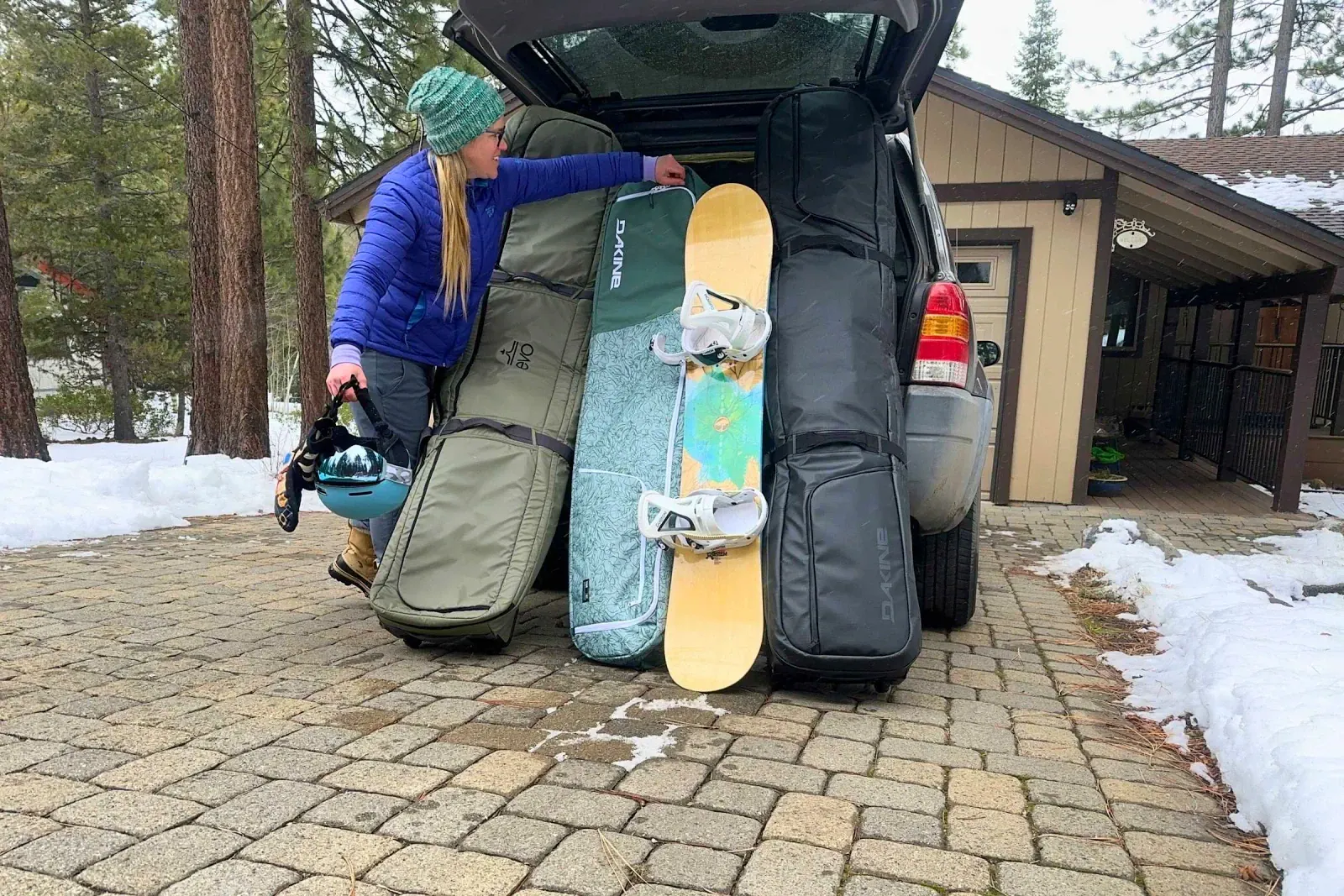 Snowboard travel bag for flights